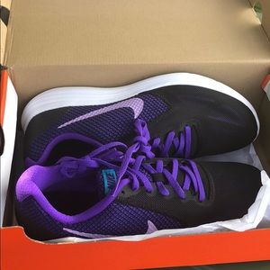 WMNS Nike revolution 3 black/fierce purple/blue 10